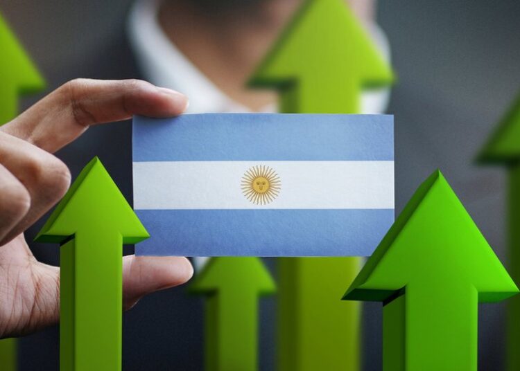 El riesgo país aceleró la caída y perforó el piso de los 700 puntos por primera vez en seis años