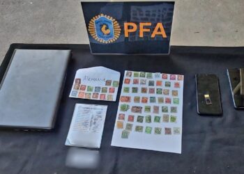 LA POLICÍA FEDERAL ARGENTINA NOTIFICÓ A UN HOMBRE ACUSADO DE VENDER OBJETOS ANTISEMITAS